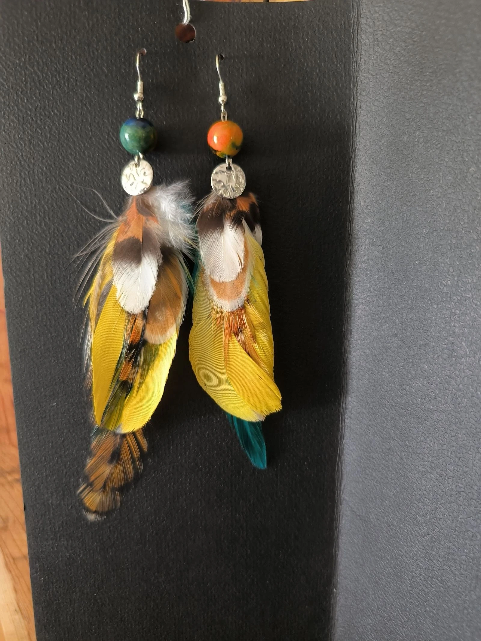 Boucles d'oreilles asymétriques originales en plumes naturelles 